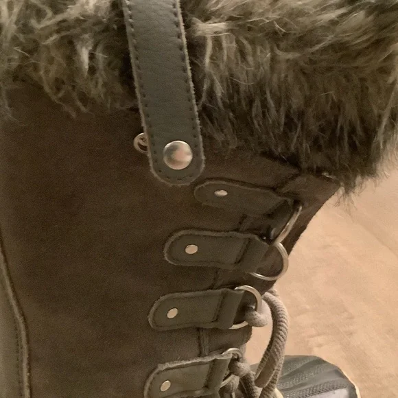 Sorel Joan of Arc Gray Fur-Trimmed Winter Boots - Picture 9 of 9